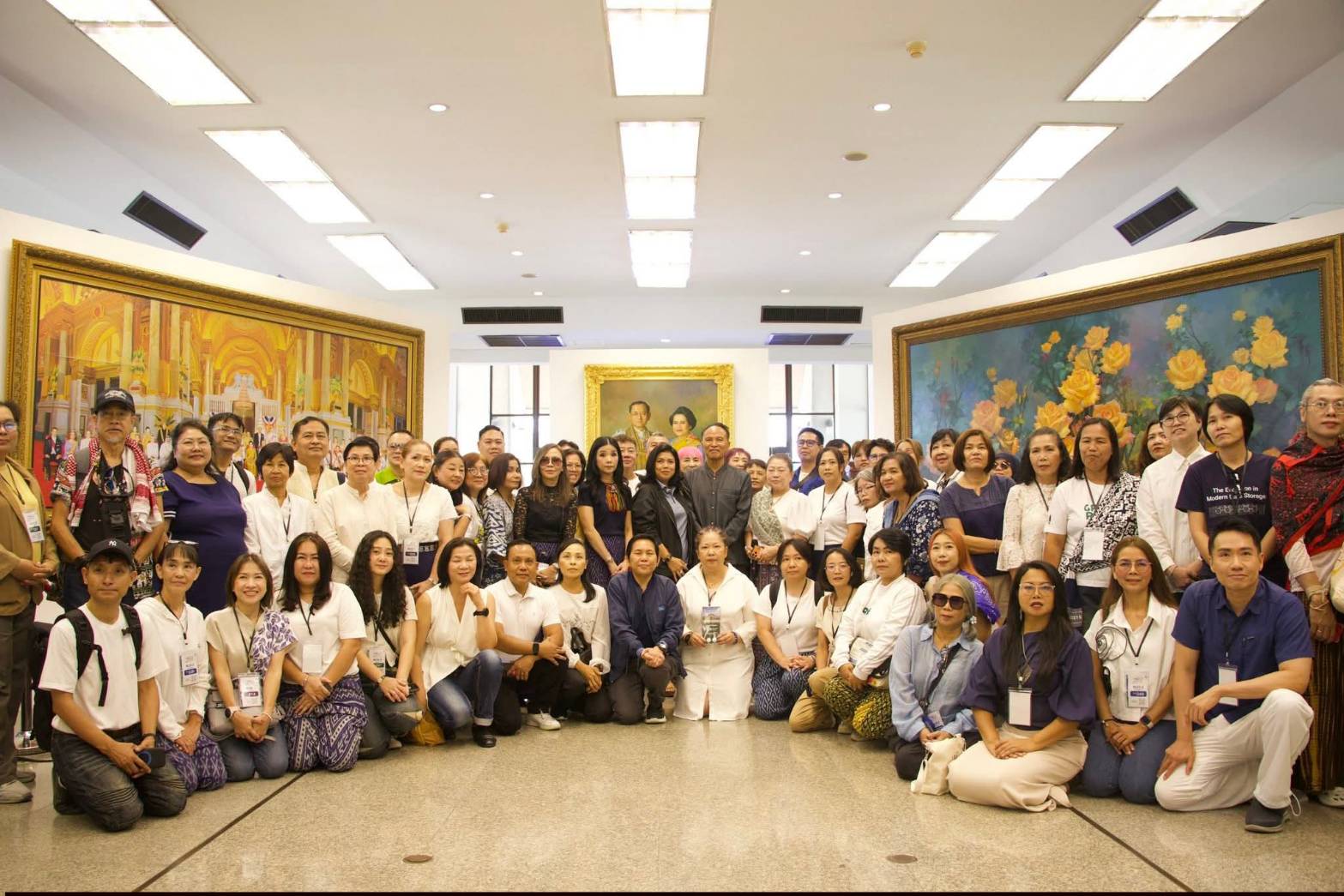 title - ผอ.ศพส. ห้การต้อนรับ คณะผู้บริหาร พนักงาน และสื่อมวลชน จาก บริษัท ทิพยประกันภัย จำกัด (มหาชน) พร้อมนำคณะเข้าเยี่ยมชมนิทรรศการสืบสาน สายธาร สร้างงาน หัตถศิลป์ ณ ศูนย์ส่งเสริมและพัฒนาอาชีพเสริมนอกภาคการเกษตร (ศูนย์ศิลปาชีพ บางไทรฯ (เดิม)) 